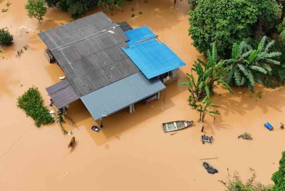 Situasi terkini banjir yang melanda Kampung Matang ketika tinjauan FotoBernama pada Isnin. Foto Bernama