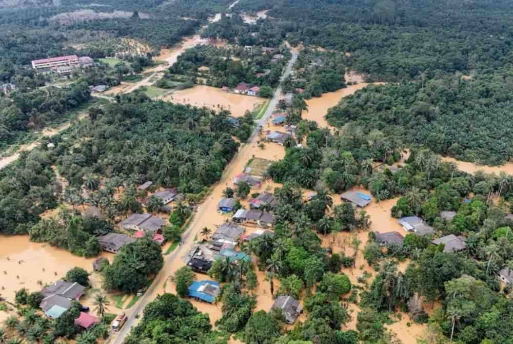 Situasi terkini banjir yang melanda Kampung Matang ketika tinjauan hari ini. Foto Bernama