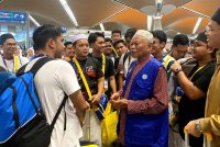 Md Daud (tiga, kanan) beramah mesra dengan peserta Program Umrah Percuma Anak Muda Jati Kelantan sebelum mereka berangkat ke tanah suci.