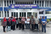 Srikandi dan Armada Bersatu Tanjung Karang membuat laporan di ibu Pejabat Polis Daerah Tanjung Karang pada Ahad.