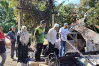 ADUN Kupang, Datuk Najmi Ahmad (dua dari kanan) melawat lokasi kejadian kebakaran.