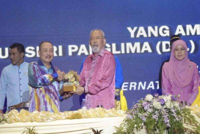 Hajiji menyampaikan cendera kenangan kepada Tun Juhar sempena Majlis Malam Penghargaan Dan Sanjungan Kasih di Pusat Konvensyen Antarabangsa Sabah (SICC) malam tadi. Foto Bernama