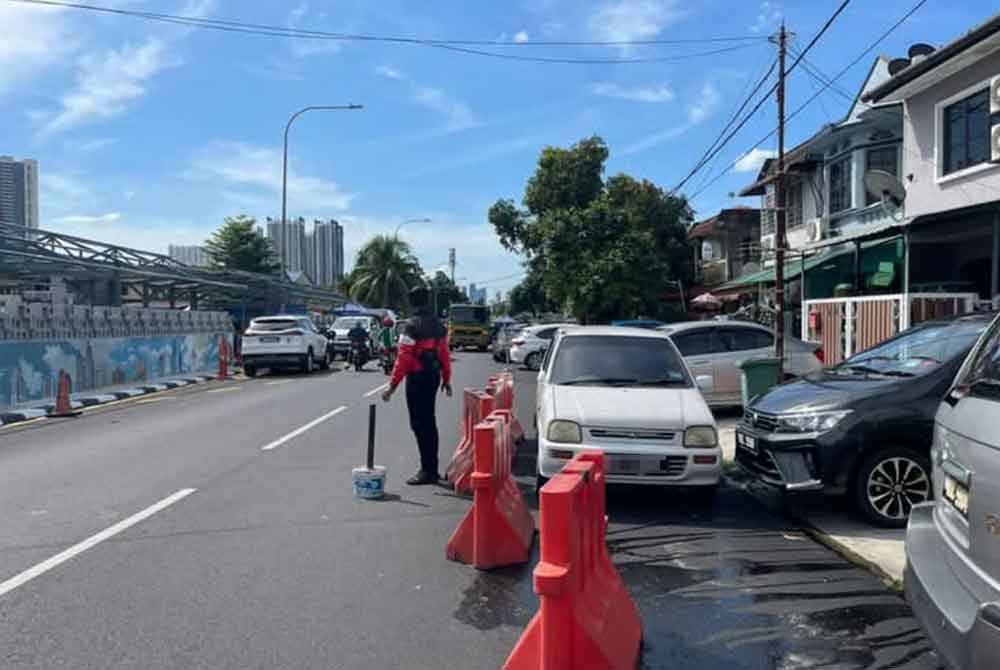 Kon, tayar terpakai, tong cat serta pelbagai lagi peralatan lain antara yang disita.