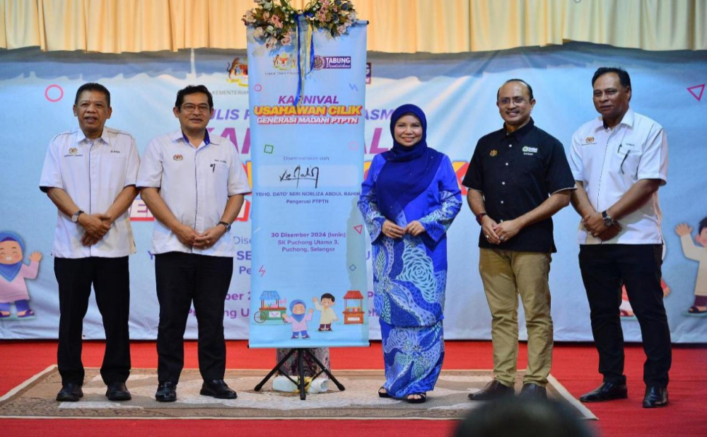 Pengerusi PTPTN, Datuk Seri Norliza Abdul Rahim (tiga, kanan), Ketua Eksekutif PTPTN, Ahmad Dasuki Abdul Majid (dua, kanan) dan Timbalan Ketua Setiausaha Perancangan dan Pembangunan, Kementerian Pendidikan Malaysia (KPM), Datuk Wan Hashim Wan Rahim (dua, kiri) bergambar selepas Majlis Penutupan Rasmi Karnival Usahawan Cilik Generasi Madani PTPTN di Sekolah Kebangsaan Puchong Utama 3, Puchong Selangor pada Isnin. FOTO SINAR HARIAN/ ASRIL ASWANDI SHUKOR.