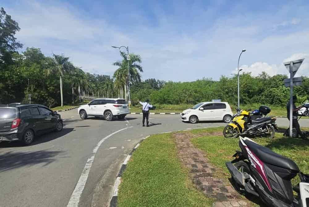 Polis trafik melakukan kawalan trafik di simpang masuk DBP menghala ke Menara Kinabalu.