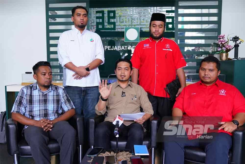 Khairul Nadzir (berdiri, kiri) dan Mohd Hafeez (duduk, tengah) pada sidang akhbar Himpunan Bangkit Ummah pada Selasa. Foto SINAR HARIAN-MOHD HALIM ABDUL WAHID