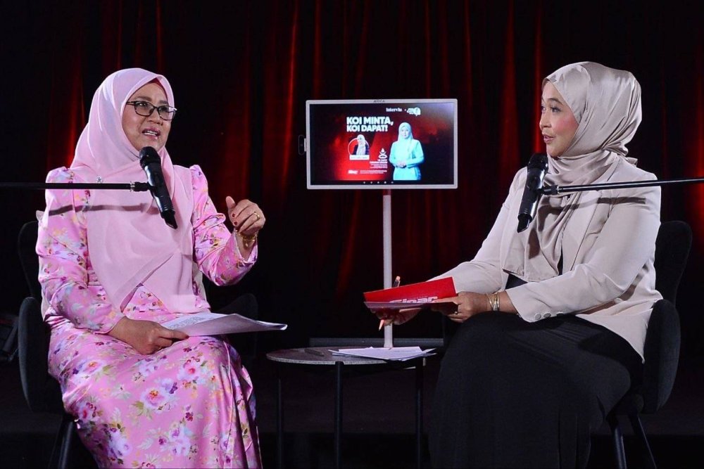 Interviu bersama Exco Kebajikan Masyarakat Pembangunan Wanita Dan Keluarga Negeri Pahang, Datuk Sabariah Saidan (kiri) bertajuk Koi Minta, Koi Dapat! bersama hos Ruzy Adila Idris di Studio Sinar Harian pada Rabu.