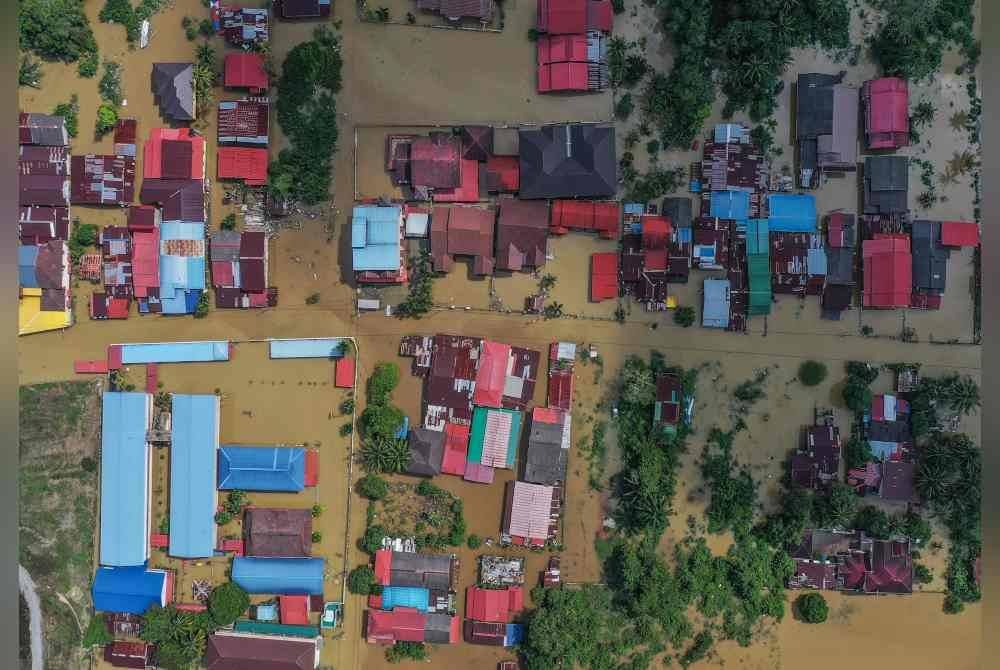 Keadaan di kawasan rendah sekitar pekan Rantau Panjang yang digenangi air limpahan Sungai Golok berikutan hujan lebat di kawasan hulu Kelantan, ketika tinjauan pada Selasa. Foto Bernama