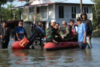 
Mohd Nassruddin membawa bersama kru Sinar Harian mengikuti misi menyampaikan bantuan banjir di kawasan Meranti.