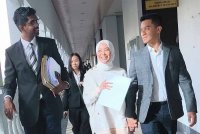 Vivy (tengah) bersama suaminya hadir ke Mahkamah Sesyen Kuala Lumpur pada Selasa bagi mendapatkan pelepasan sementara pasport untuk menunaikan umrah.