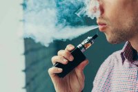 Kerajaan New Zealand menyokong orang dewasa beralih kepada vape kerana ia jauh kurang berbahaya berbanding menghisap rokok. Gambar hiasan