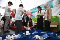 Sukarelawan membuat persiapan menyediakan kit penjagaan diri untuk diagihkan kepada mangsa banjir di Kelantan, Terengganu dan Kedah.