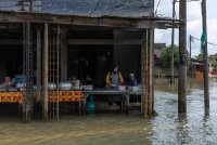 Penduduk setempat melakukan aktiviti harian seperti biasa meskipun beberapa kawasan dinaiki air ekoran Sungai Golok yang mula melimpah berikutan hujan lebat di kawasan hulu Kelantan ketika tinjauan di sekitar Rantau Panjang pada Selasa. Foto Bernama