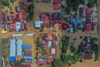 Keadaan di kawasan rendah sekitar pekan Rantau Panjang yang digenangi air limpahan Sungai Golok berikutan hujan lebat di kawasan hulu Kelantan, ketika tinjauan pada Selasa. Foto Bernama