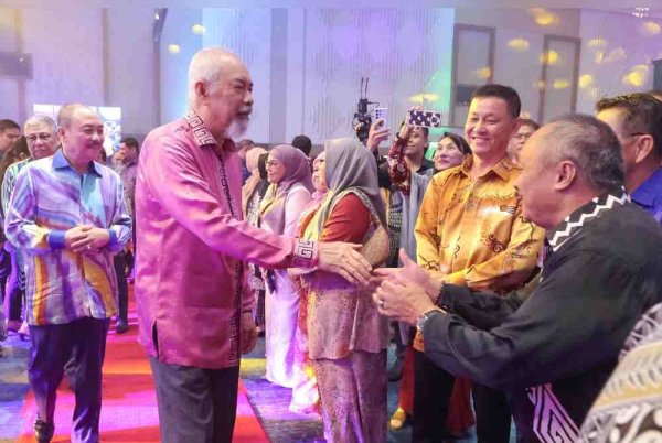 Tun Juhar bersalaman dengan orang ramai ketika meninggalkan Majlis Malam Penghargaan Dan Sanjungan Kasih di Pusat Konvensyen Antarabangsa Sabah (SICC) malam tadi. Foto Bernama