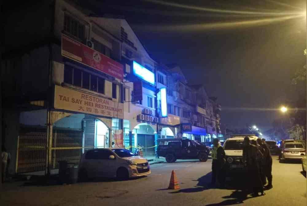 Seorang wanita ditemui mati dalam bilik hotel bajet di Taman Mawar, Puchong dipercayai dibunuh pada Selasa.