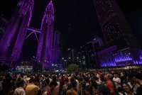 Orang ramai membanjiri pekarangan KLCC bagi menyambut Tahun Baharu 2025 ketika tinjauan FotoBernama malam Selasa. Foto Bernama