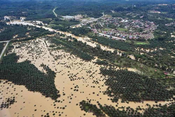 Jabatan Pengairan dan Saliran (JPS) meramalkan kemungkinan berlaku banjir di sembilan jajahan di Kelantan dalam tempoh tiga hari bermula Sabtu ini.