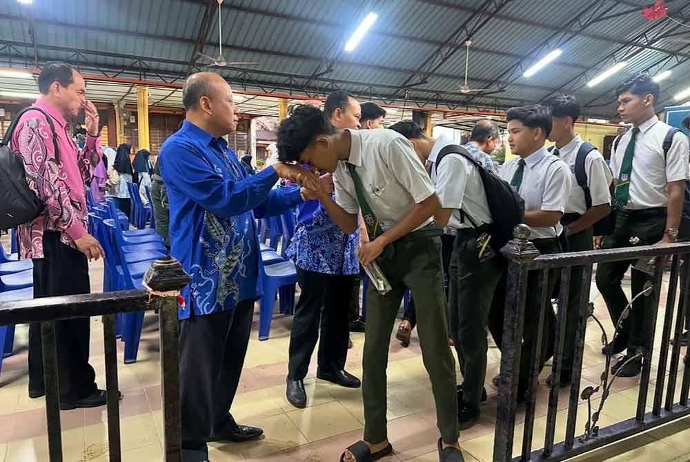 Calon SPM bersalaman dengan guru sebelum memasuki dewan peperiksaan pada Khamis. FOTO SINAR HARIAN-ADILA SHARINNI WAHID.