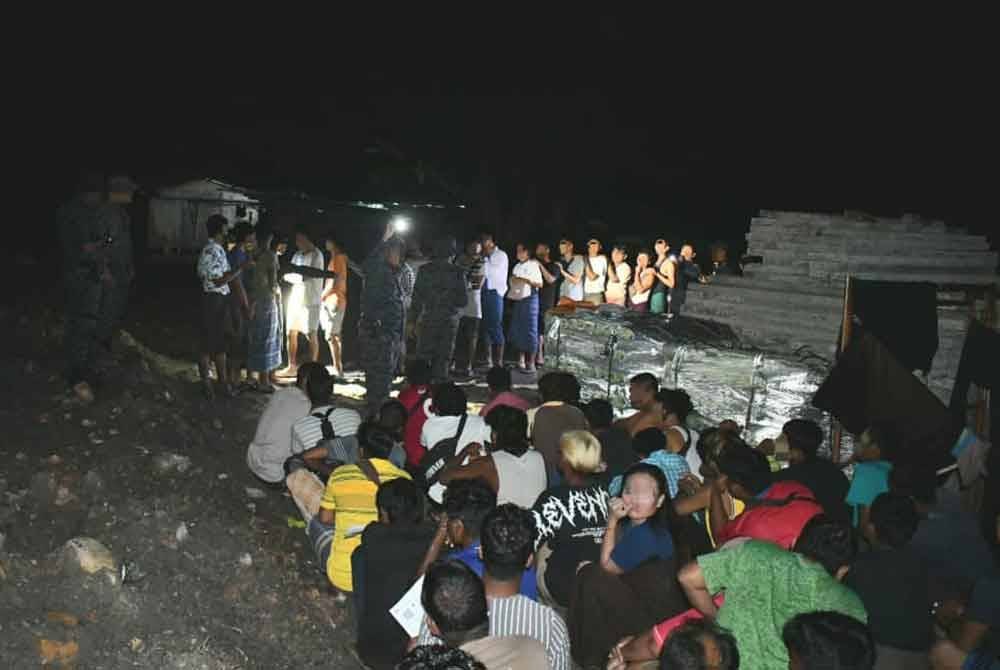 JIM Terengganu menahan 25 warga asing dalam Ops Sapu di kawasan tapak pembinaan. Foto JIM Terengganu