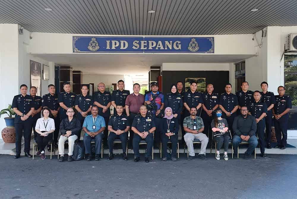 Norhizam (duduk, tengah) dan G Shan (duduk, empat dari kiri) bersama pengamal media yang hadir program ramah mesra Ketua Polis Daerah Sepang di Ibu Pejabat Polis Daerah (IPD) Sepang, Selangor pada Khamis.
Foto: PDRM.