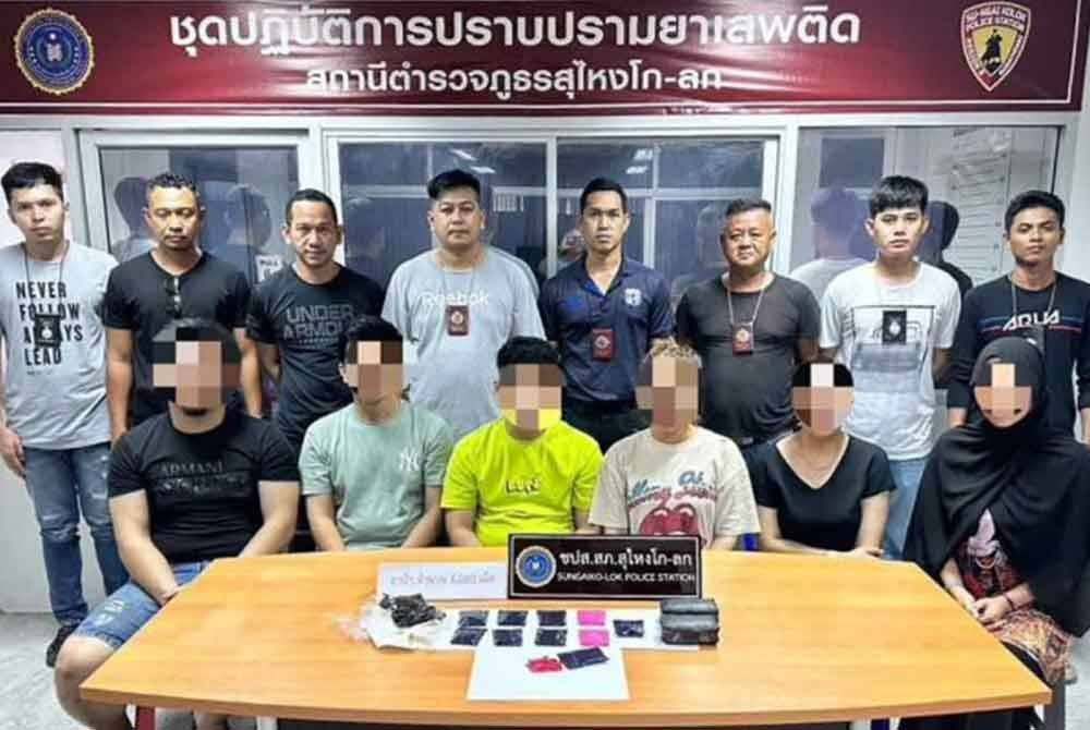 Seorang penyanyi dikir barat dari Kelantan dan lima individu lain yang ditahan polis Thailand kerana disyaki memiliki dadah pada November tahun lepas