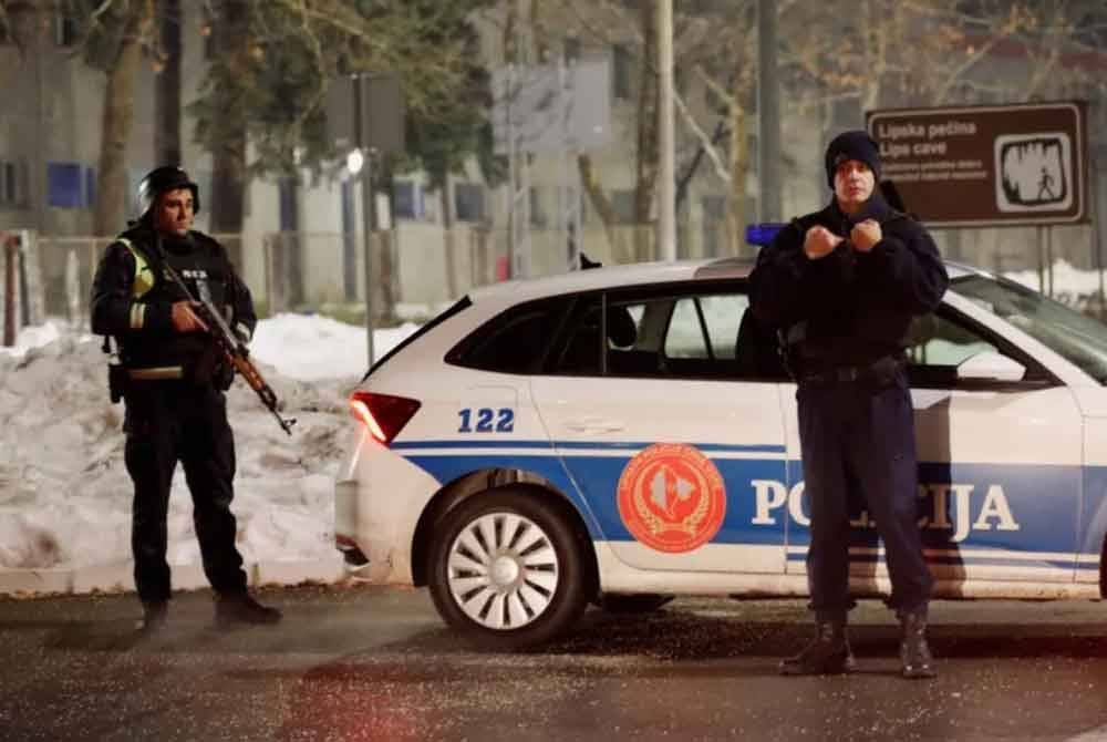 Seorang lelaki bersenjata yang membunuh sekurang-kurangnya 10 orang, termasuk dua kanak-kanak, maut selepas membunuh diri dalam kejadian tembakan di bandar kecil Cetinje, Montenegro pada Rabu. Foto Reuters