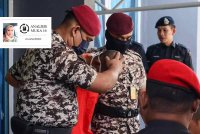 Mohd Affendi dibawa keluar selepas selesai menjalani hukuman sebat mengikut undang-undang syariah di khalayak ramai atas kesalahan khalwat berulang di Masjid Al-Muktafi Billah Shah pada Jumaat. Foto Bernama