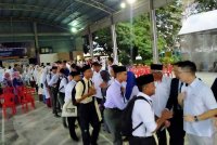 Kah Woh (kanan) menyantuni calon SPM sebelum mereka memasuki bilik peperiksaan ketika meninjau perjalanan peperiksaan SPM di Sekolah Menengah Kampung Pasir Putih, di Ipoh pada Khamis.