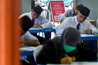 Calon-calon SPM mula menjawab kertas soalan Bahasa Melayu pada hari pertama SPM 2024 di Sekolah Menengah Kebangsaan (SMK) Undang Jelebu, Jelebu. Foto Bernama