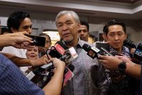 Ahmad Zahid (tengah) ketika ditemui pemberita pada Majlis Amanat Tahun Baharu 2025 di kementeriannya pada Khamis. Foto Bernama