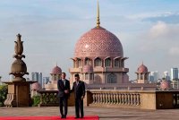 Anwar bersama Presiden Turkmenistan, Serdar Berdimuhamedow di Putrajaya.