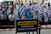 Calon-calon Sijil Pelajaran Malaysia (SPM) mengaminkan bacaan doa sebelum menduduki peperiksaan bertulis Bahasa Melayu Kertas I ketika tinjauan di SMK Putrajaya Presint 8 (1) dekat Putrajaya pagi ini.