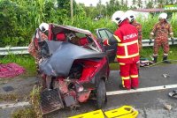 Seorang lelaki maut manakala dua lagi parah selepas terbabit dalam kemalangan melibatkan dua kenderaan yang bertembung di Jalan Kampung Indai, di sini pada Khamis.