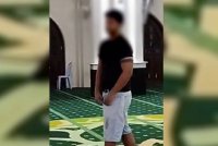 Tangkap layar video tular yang memaparkan lelaki memasuki ruang masjid.