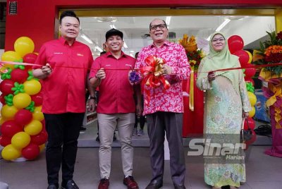 Izham (dua dari kanan) dan Mohamad Khairil (dua dari kiri) merasmikan pembukaan pasar raya kedua Ehsan Mart di Pandan Indah pada Khamis.Foto: ROSLI TALIB.