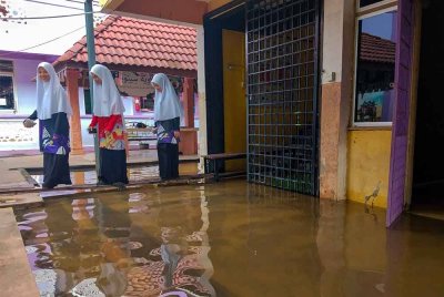 Kawasan Sekolah Menengah Ugama Arab (SMUA) Al-Falah, Rantau Panjang di sini masih digenangi banjir pada hari pertama peperiksaan bertulis Sijil Pelajaran Malaysia (SPM) 2024. Foto Bernama