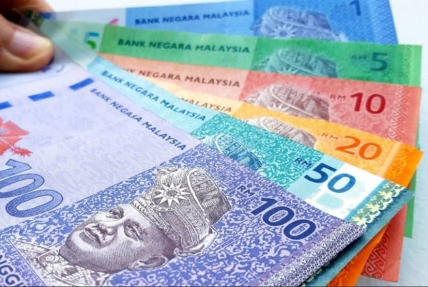 Pada 6 petang, ringgit merosot kepada 4.4760/4810 berbanding dolar AS 4.4690/4745 ketika ditutup pada Selasa. Foto hiasan