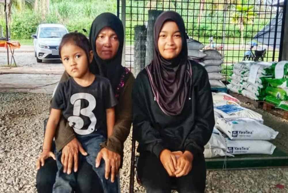 Nurul Wahida (tengah) bersama kedua anaknya yang berdepan masalah jantung.