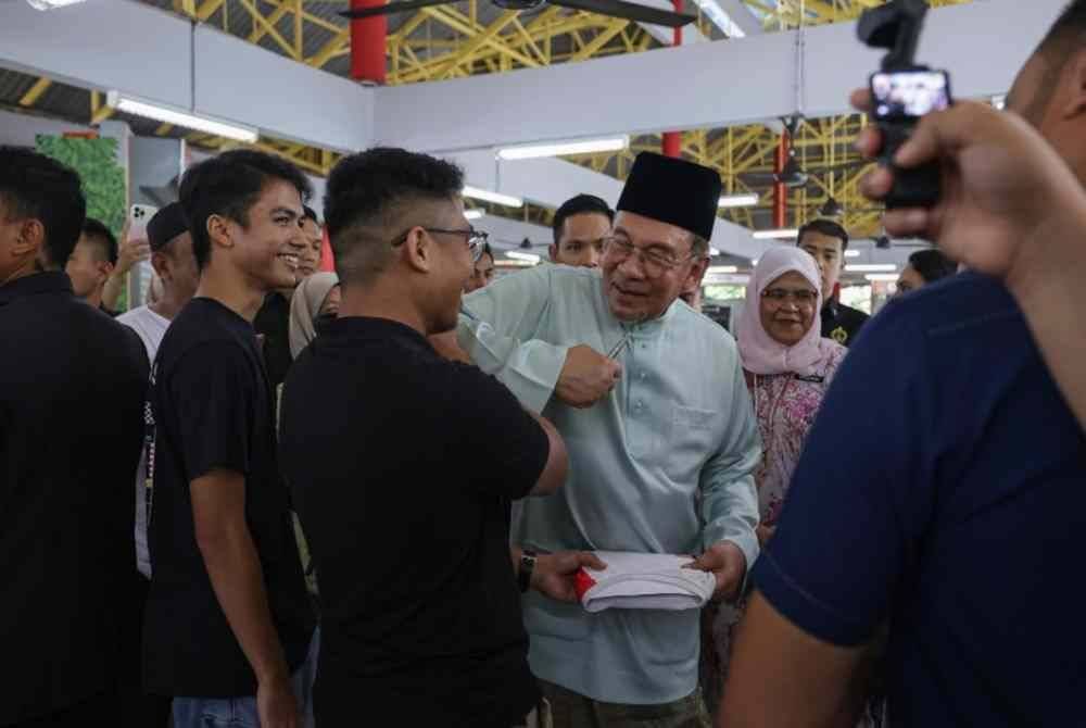 Anwar beramah mesra bersama pengunjung ketika meluangkan masa melawat lokasi Lestari Niaga Madani@KL 2 dan menikmati makan tengah hari di Pusat Penjaja Seksyen 10 Wangsa Maju pada Jumaat. Foto Bernama