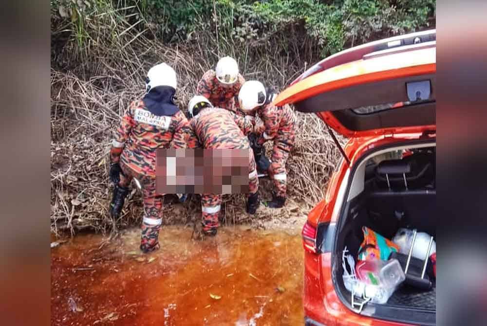 Anggota bomba yang terbabit dalam operasi mengeluarkan mangsa tersepit di bahagian bawah kereta terbabit. Foto ihsan JBPM