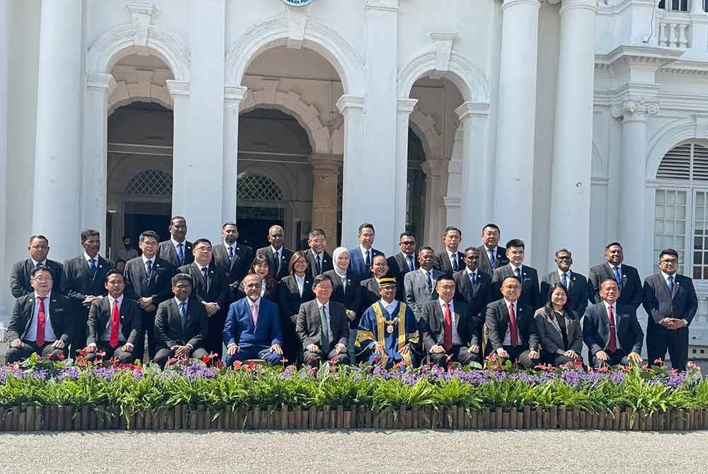 Kon Yeow (duduk: lima dari kiri) bergambar dengan barisan Exco Kerajaan Pulau Pinang bersama 24 Ahli Majlis MBPP di hadapan Dewan Bandaraya pada Jumaat.