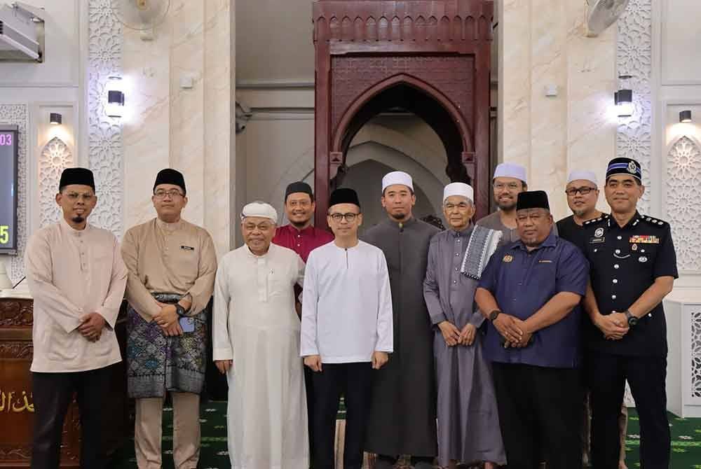 Fahmi tengah bersama Pengurusan Masjid At-Taqwa Taman Tun Dr Ismail. Foto Fahmi Fadzil