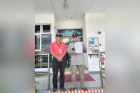 Abdul Razak (kanan) membuat laporan polis terhadap dua individu yang membuat hantaran berunsur fitnah terhadap PM di Ibu Pejabat Polis Daerah (IPD) Manjung pada Khamis. Foto: ihsan pembaca