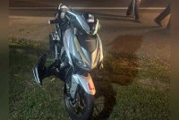 Keadaan motosikal ditunggang mangsa yang terbabas di Kilometer 210, LPT1 arah barat di sini pada tengah malam, Khamis.Foto FB Polis Trafik Kuantan