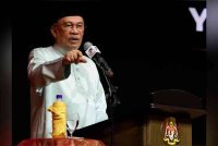 Anwar menyampaikan amanat pada Majlis Perjumpaan Perdana Menteri Bersama Warga Jabatan Perdana Menteri (JPM) Bagi Bulan Januari Tahun 2025 dan Amanat Tahun Baharu 2025 di Puspanitapuri pada Jumaat. Foto Bernama