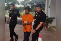 Seorang warga Bangladesh direman selama tujuh hari di Mahkamah Majistret Kuala Selangor bagi membantu siasatan rasuah sebanyak RM3,900 kepada anggota polis.