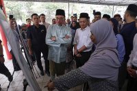 Anwar meluangkan masa melawat lokasi Lestari Niaga Madani@KL 2. Foto Bernama