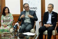 Dr Dzulkefly (tengah) ketika sidang media pada Majlis Amanat Tahun Baharu 2025 Bersama Warga Kementerian Kesihatan pada Jumaat. Foto Bernama