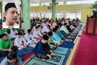 Solat Jumaat di Musolla SMK Medini, pada Jumaat.